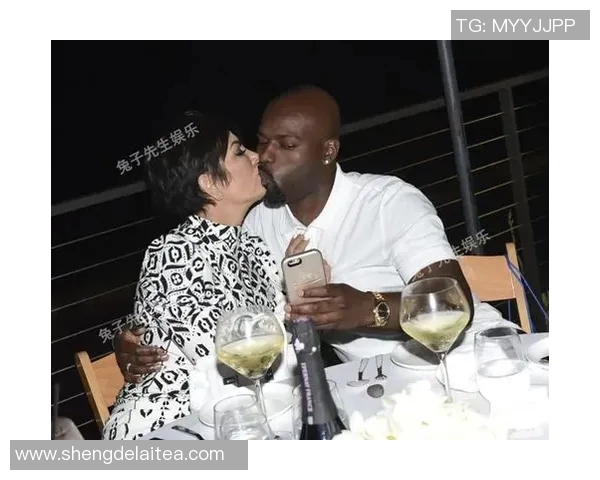 足球明星与妻子甜蜜互动瞬间揭秘幸福生活的背后故事